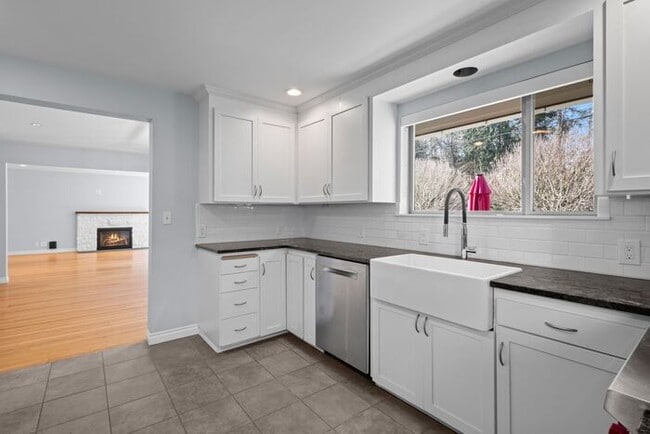 Building Photo - Elegant and Spacious Air-Conditioned Lincoln Park Rambler