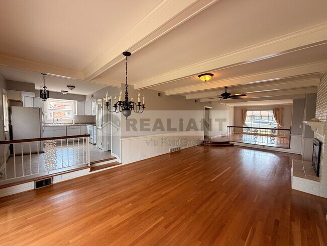 Building Photo - 2039 Fontaine Rd