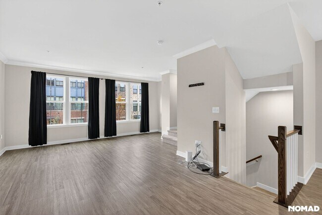 Building Photo - Spacious 4BR 3BA Townhome