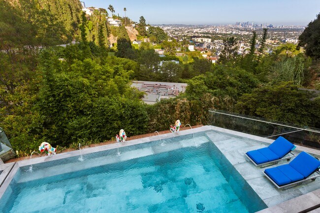 Building Photo - 8356 Sunset View Dr