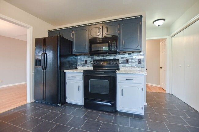 Building Photo - Pet Friendly Three Bedroom!