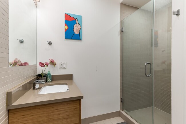 Building Photo - 922 N Hermitage Ave