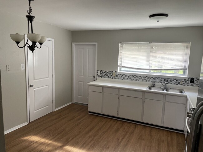 Building Photo - Gorgeous 3 bedroom, 2 bedroom with garage ...