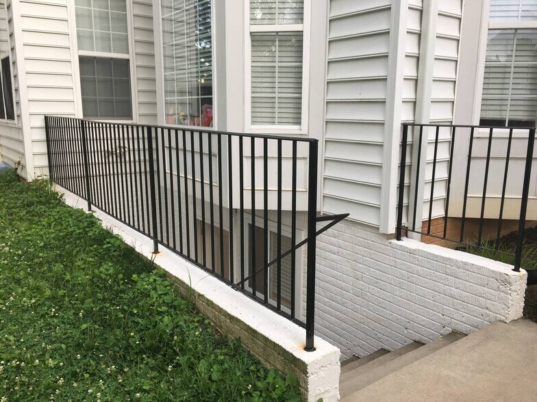 Building Photo - 445 Knoll St NW