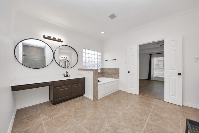 Building Photo - 1510 Olive Park