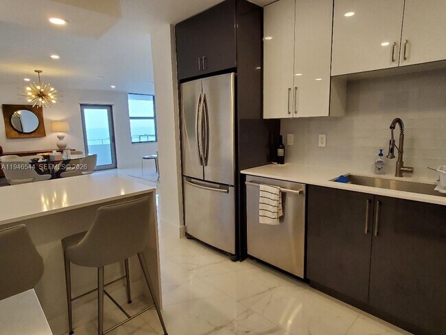 Building Photo - 9225 Collins Ave