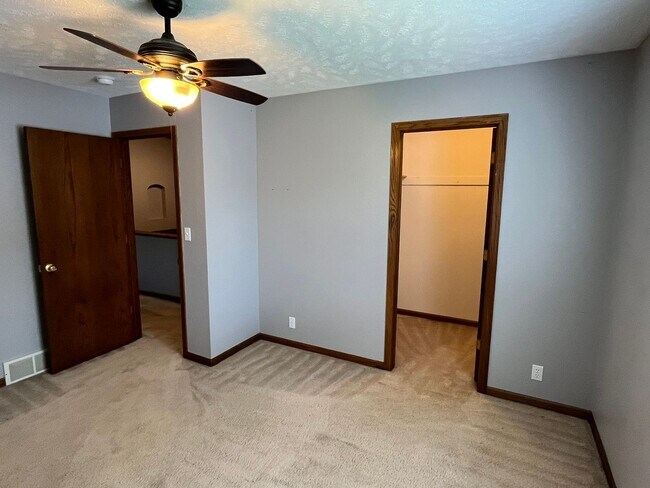 Building Photo - Beautiful 3 bed townhouse!