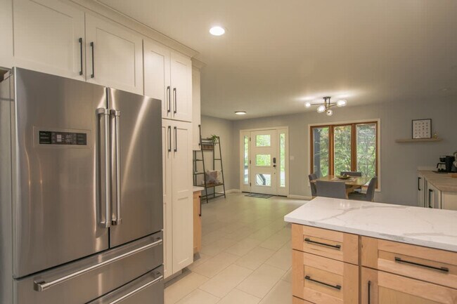 Building Photo - 201 Bluebird Ln