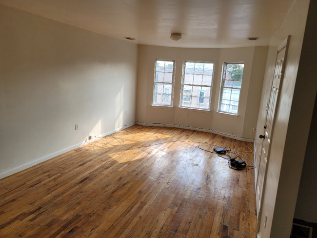 Building Photo - 323 E Jersey St