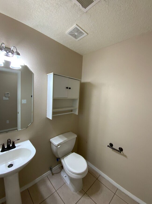 Building Photo - 3 Bedroom Home Available Near Unser Blvd N...