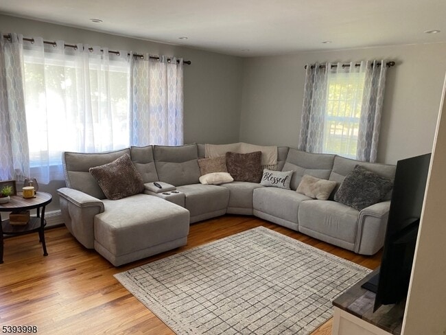 Building Photo - 549 Broughton Ave