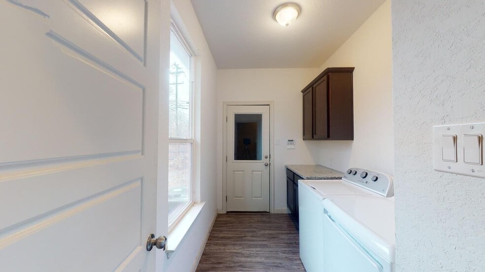 Building Photo - Stunning Ridgeview home close to North Star Mall