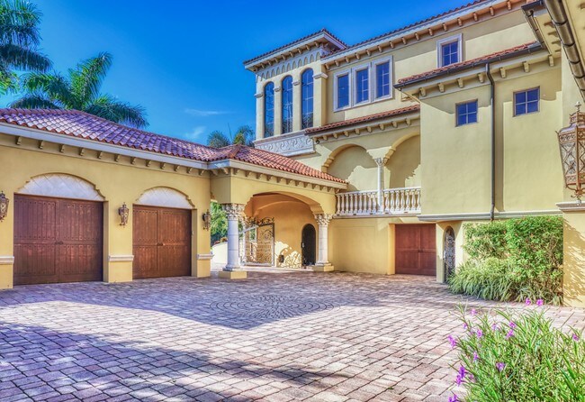 Building Photo - 1363 Oceanview Dr