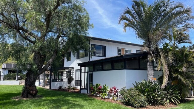 Building Photo - One of a Kind! Furnished 3+ Bedroom 3 Bath...