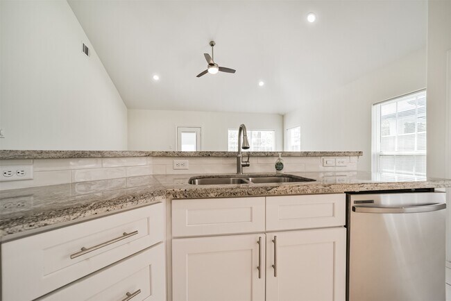 Building Photo - 10618 Bassoon Dr