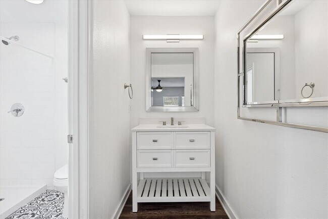 Building Photo - 604 Pressler St