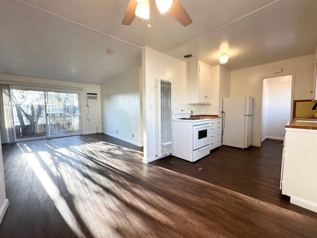 Building Photo - Charming cottage style unit located in Sacramento!
