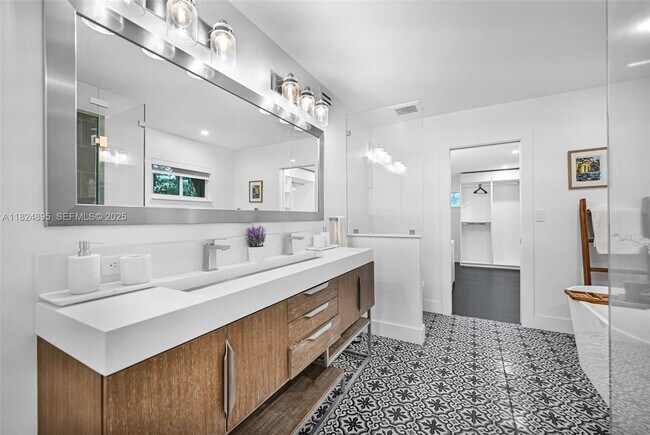 Building Photo - 150 NE 50th St