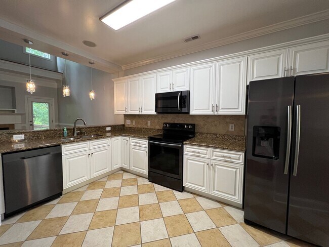 Building Photo - Gorgeous 3 Bed 2.5 Bath Home in Fayetteville
