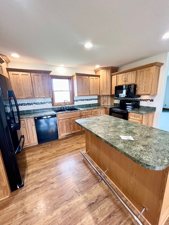 Building Photo - NEW LISTING! 3 Bedroom home