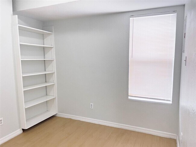 Building Photo - 513 S Park Dr