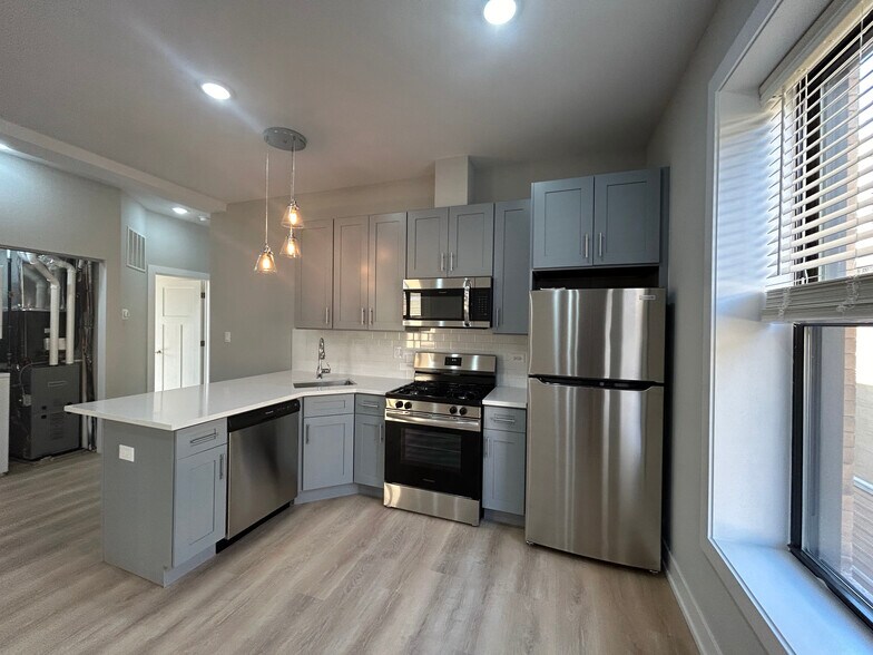 Building Photo - 423 W Belden Ave