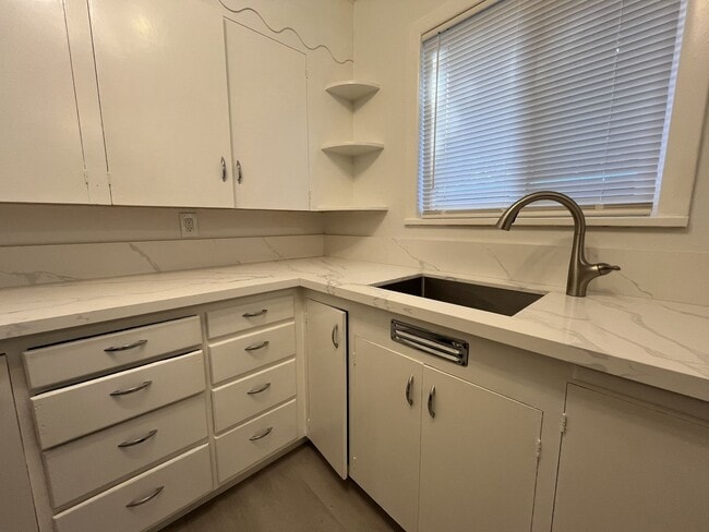 Building Photo - Cozy 1-Bedroom Apartment with Natural Light & Outdoor Living-Single level, feels more like a home...