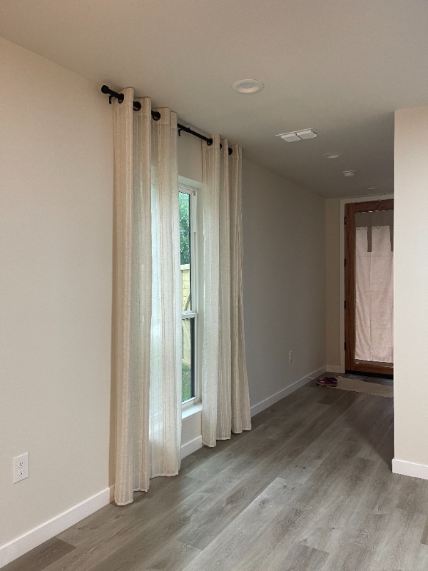 Building Photo - 605 E 7th St