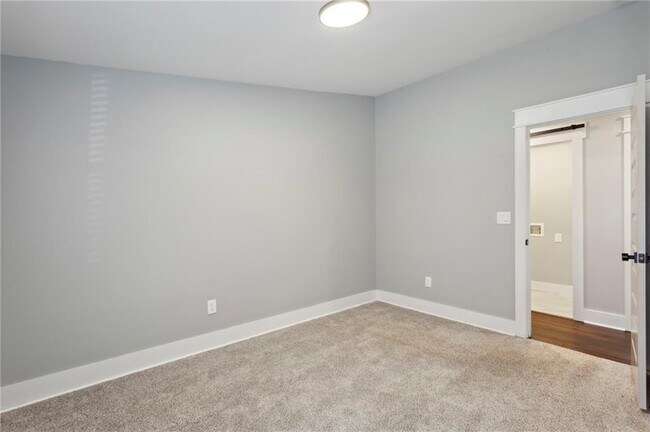 Building Photo - 3258 Highland Dr SE