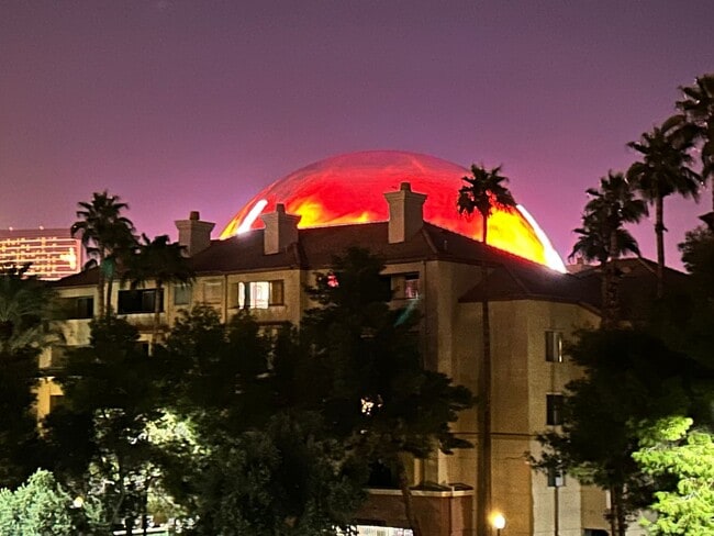 Building Photo - Remodeled 2 Bedroom Condo Just Off the Strip!