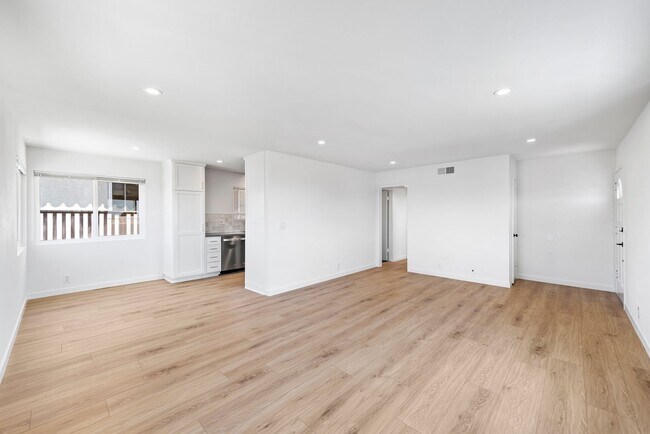 Building Photo - 223 Avenida Victoria