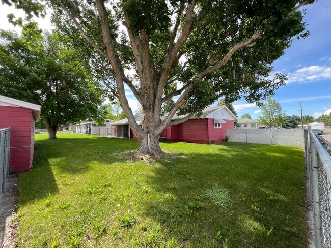 Building Photo - 429 E Pine St