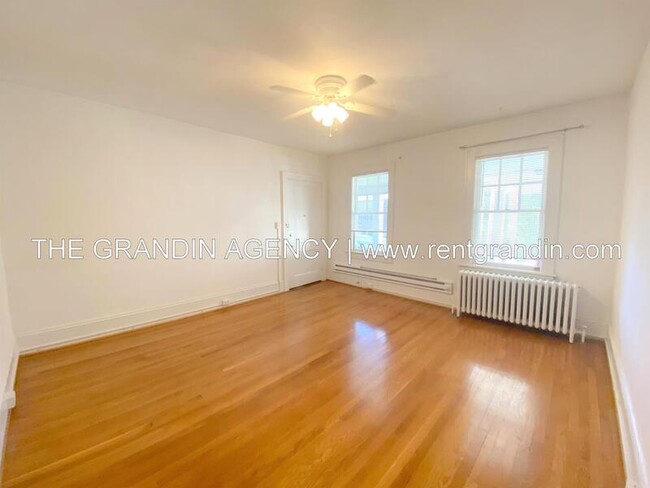 Building Photo - 2504 Longview Ave SW