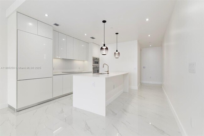 Building Photo - 700 NE 24th St