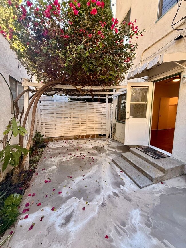 Building Photo - 2166 Beachwood Terrace