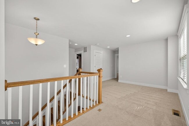 Building Photo - 513 Parkland Dr