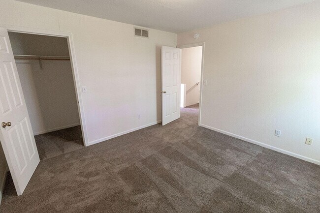 Building Photo - 430 NE Park Ln