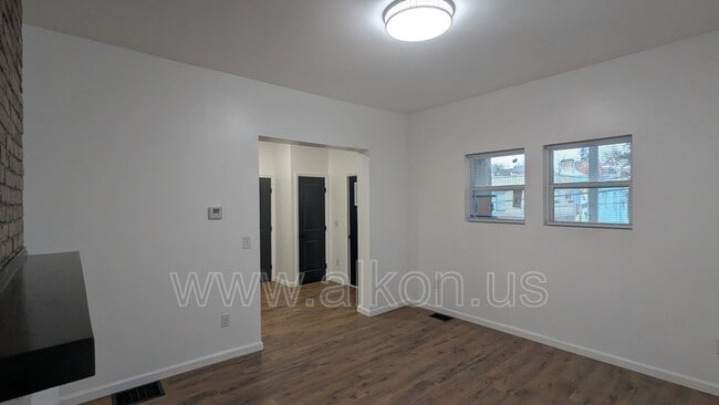 Building Photo - 566 Greenfield Ave