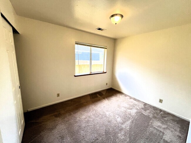 Building Photo - 2025 Thiel Ave