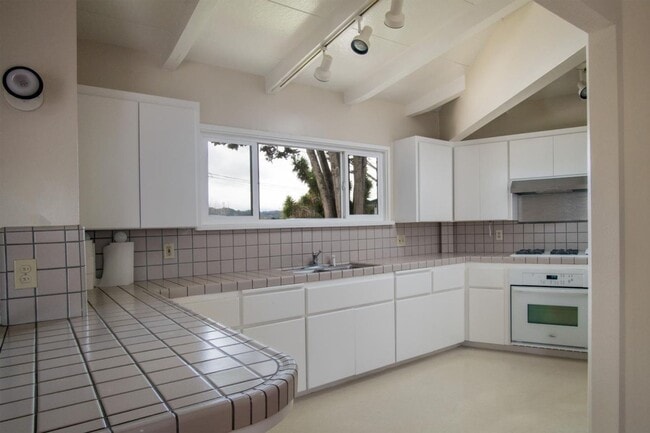 Building Photo - Charming 3 Bedroom, 2 Bathroom Home in Quiet Seaside Cul-de-sac