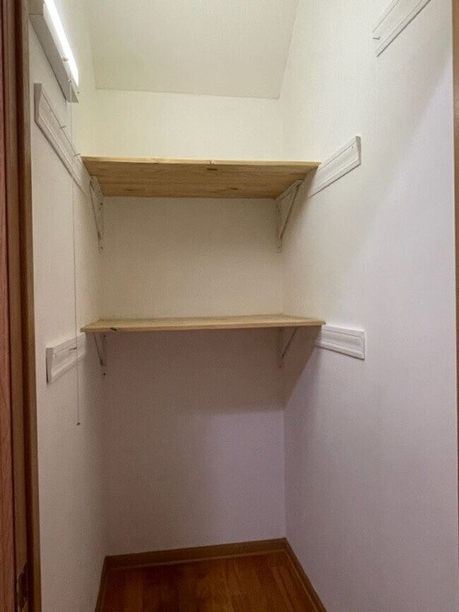 Building Photo - beautiful 2 bed 2.5 Bath spacious town home