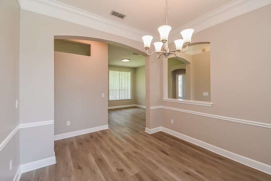 Building Photo - 1514 Falkland Rd E