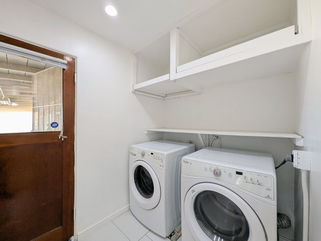 Building Photo - 2443 E Earll Dr