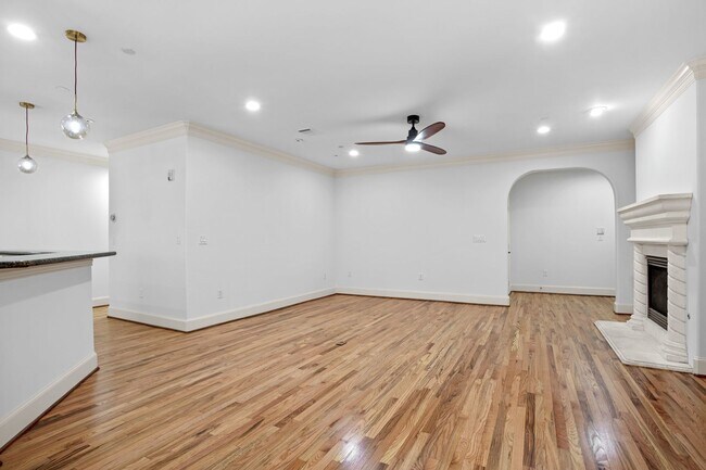 Building Photo - Luxury Highland Park Condo