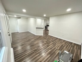 Building Photo - 39 School House Rd