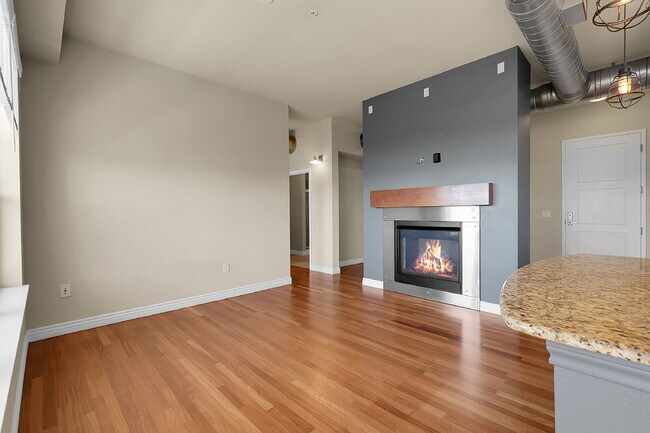 Building Photo - $1,995.00, 1 bed, 1 bath, located in Engle...