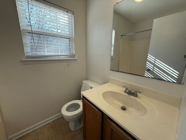 Building Photo - Beautiful 3 bedroom, 2.5 bath House