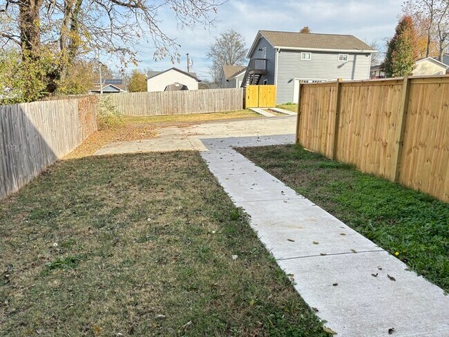 Building Photo - North Nashville home with 3 bedrooms, park...