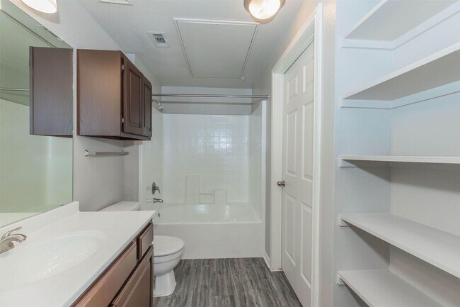 Building Photo - 400 E Cypress Creek Rd