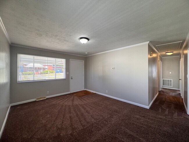 Building Photo - Freshly Updated 3Bedroom One Story Home